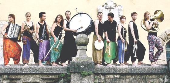 Die Band »Donnerbalkan« wird beim Sommerfest der Seidlvilla für gute Unterhaltung bei den Gästen sorgen. 	Foto: VA