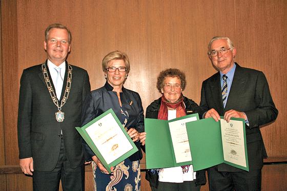 Bürgermeister Jan Neusiedl freute sich die Grünwalder Fibel an Monika Roitner, Renate Nöbel und Wolfgang Kuny verleihen zu dürfen.	Foto: hol