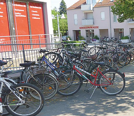 Wildes Räderabstellen auf dem Bahnhofsplatz.	Foto: MO