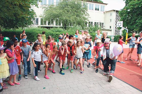 Klinikclown Lupino mit den Schülern der Grundschule am Benefizlauf. Grundschule an der Stielerstraße