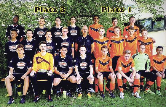 Sonst ein Team, diesmal zwei: Die neue A-Jugend des PSV Moosach. Foto: Verein