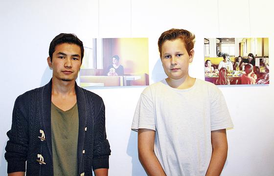 Benjamin Feldhoff (r.) und Ahmed Alizada gehören zu den Künstlern der Ausstellung im EineWeltHaus.	Fotos: Julia Stark