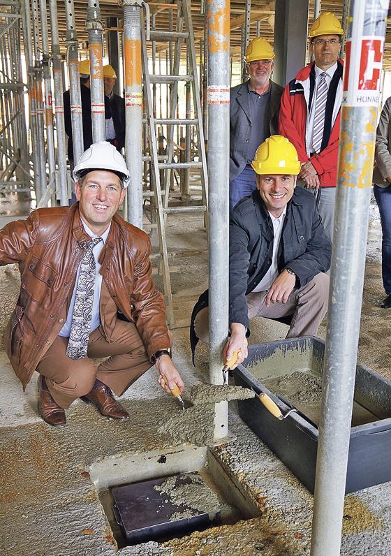 Bürgermeister Ullrich Sander und Architekt Ralf Löw bei der Grundsteinlegung für das Haus für Kinder, an dem fleißig gearbeitet wird. 	Foto: hw