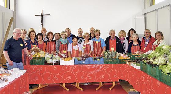Rund 360 Personen versorgen die fleißigen Helfer des Caritas Tisches jede Woche mit kostenlosen Lebensmitteln. 	Fotos: hw