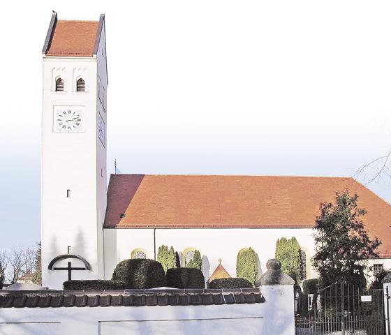 Firstziegel Nummer 1 für die Renovierung der Kirche St. Lorenz ist von Pfarrer Willi Huber signiert worden.	Fotos: S. Kellerer, sh