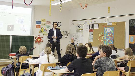 Rainer Mendel von den Gemeindewerken Haar begeistert die Schulklasse 4b der Sankt-Konrad-Schule für die Energiewelt. 	Foto: Gemeindewerke Haar