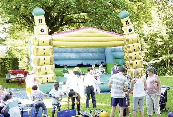 Für die Kinder wird beim Maikäferfest am 26. Juli eine Hüpfburg aufgestellt.	Foto: Maikäfertreff