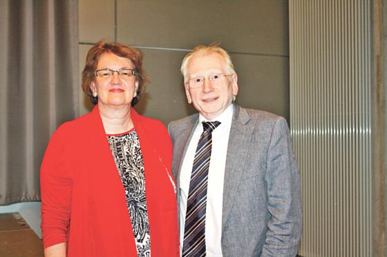BA-Chef Freddy Hummel-Haslauer (SPD) und die Moderatorin der Versammlung, Münchens dritte Bürgermeisterin Christine Strobl (SPD).	Foto: Julia Stark