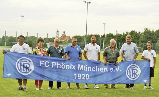 Sie alle stehen hinter dem Konzept des FC Phönix: Aydin Türedi, Elzbietha Prankl, Dieter Prankl, Serhan Polat, Davor Mucic, Robert Kögl, Lothar Rasthofer und Martin Prankl (v. l.).	Foto: js