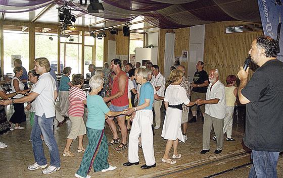 Die Boogie-Lehrer der Tanzsport Gemeinschaft München zeigen wie die Tanzschritte gehen. 	Foto: VA