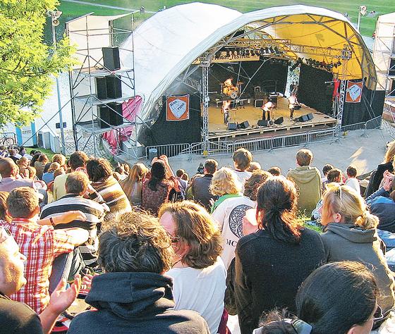 Das Theatron-Festival feiert dieses Jahr sein 40-jähries Jubiläum. Bis 24. August gibt es im Amphitheater am Olympiasee täglich ab 19 Uhr Konzerte bei freiem Eintritt. Foto: VA