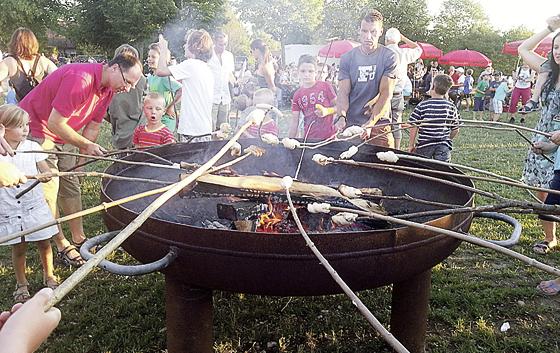 Stockbrot, Würstl und Burger: Beim traditionellen Lagerfeuer zum Sommerferienbeginn gibt es einige Leckereien.  Foto: VA