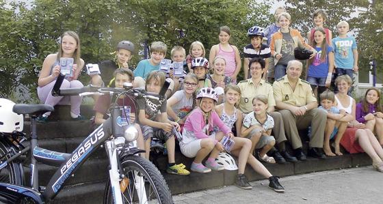 Die besten Radfahrer der Klasse 4c der Grundschule Vaterstetten freuen sich über die bestandene Prüfung. Anette Gnadler und Harry Weinmann (r.) von der Polizeiinspektion Poing nahmen die Prüfung ab.	Foto: KVW Ebe