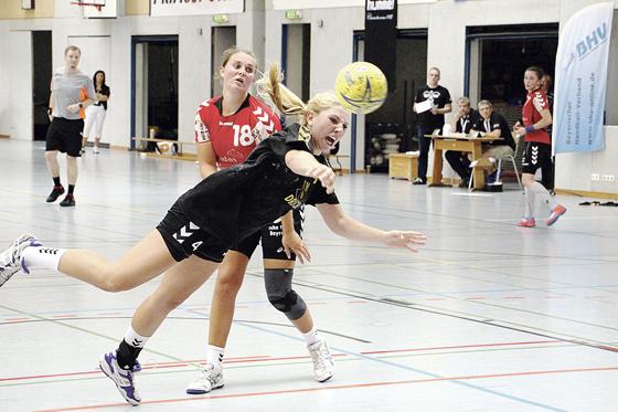 Vollen Einsatz und großen Kampfgeist zeigten die Handballerinnen des TSV  Ismaning. Der bayerische Supercup ging trotzdem nach Bayreuth.	Foto: BHV