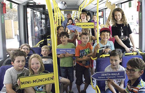 Eine Klasse der Herrnschule unternahm mit Christine Strobl eine Probefahrt mit dem Shuttlebus. Foto: S.W.
