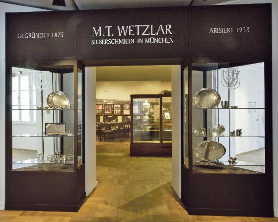 »M.T. Wetzlar. Silberschmiede in München, gegründet 1875  arisiert 1938«.	Foto: Münchner Stadtmuseum