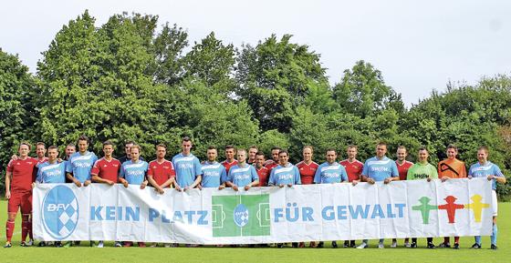 Ein Zeichen für Fairplay setzten die Mannschaften vor dem Finale, das der Titelverteidiger SC Bayerische Landesbank verdient mit 4:2 gewann.	Fotos: bs
