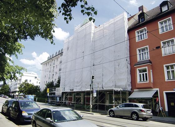 Die verhüllte Fassade des fast leer stehenden Gebäudes an der Ismaninger Straße. Die CSU-Fraktion im BA fordert nun Erklärungen von der Stadt.	Foto: hgb