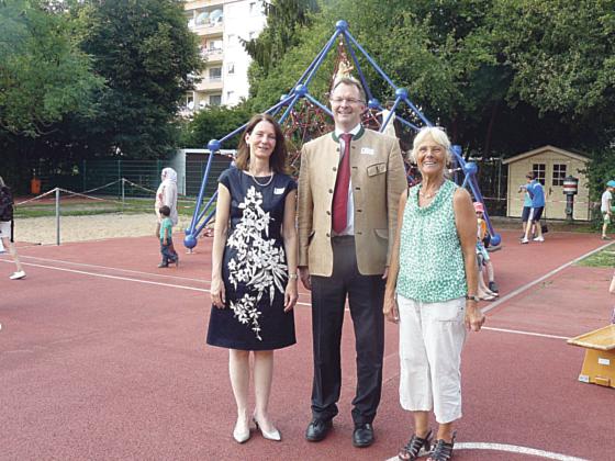 Sigrid Binder, Christian Kuchlbauer und Rosalie Kapser bei der Abschiedsfeier (v. l.). 	Foto: Grundschule
