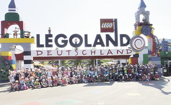 Gruppenbild vor dem Legoland-Eingang in Günzburg. Die Kinder genossen die Attraktionen wie Piratenwelt oder Dachenachterbahn. 	Foto: VA