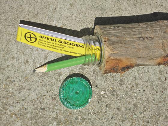 Beispiel für ein Geocache: In einem Holzstück ist ein Behälter mit Logbuch und Stift versteckt. 	Foto: ADFC Erding