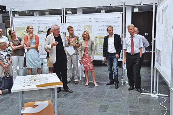Professor Ulrich Holzscheiter, Vorsitzender des Preisgerichts, erläuterte bei der Ausstellungseröffnung die Entwürfe der Preisträger.	Foto: S. Föll