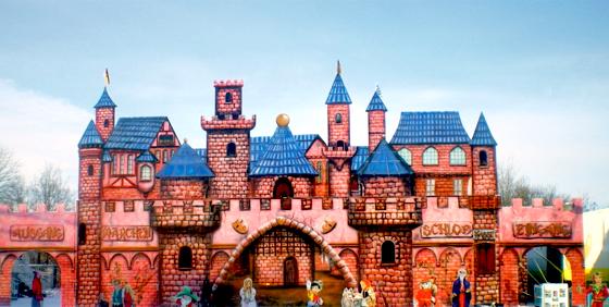 Das Märchenschloss lässt sich auf dem Festival ebenso betrachten wie die Marionetten.	Foto: VA
