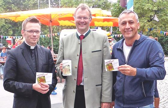 Pfarrer Ulrich Kampe, Bürgermeister Christian Kuchlbauer und Leiter Deniz Dadli (v.l.)	Foto: Planet O