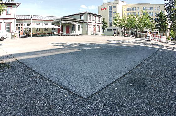 Schadhaftigkeit attestiert: Der Bodenbelag am Giesinger Bahnhof soll bis zum Ende der Sommerferien ausgetauscht sein. 	Foto: HH