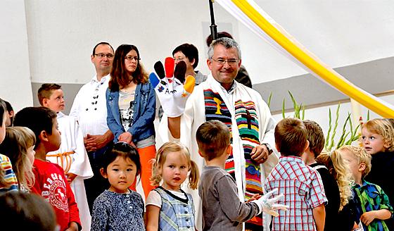 Pfüa Gott: Christoph Nobs mit einem seiner vielen Abschiedsgeschenke.	Foto: privat