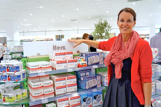 SaniPlus-Inhaberin Doris Schwaabe ist stolz auf das neue Erscheinungsbild der SaniPlus Apotheke.