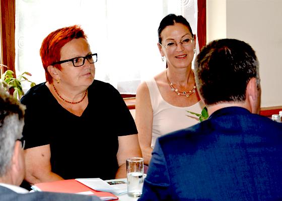 Elke Ferner (links) und Claudia Tausend zu Besuch im Horst-Salzmann-Zentrum.