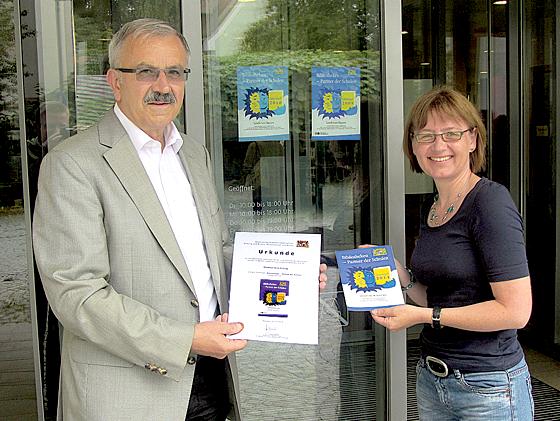 Kulturreferent Ludwig Kirmair sowie Büchereileiterin Ingrid Müller-Hess freuen sich über das Gütesiegel. 	F.: Stadt Erding