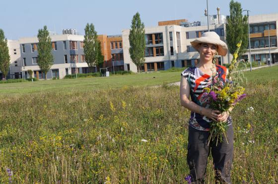 Kräuterpädagogin Anita Himmer stellt wichtige Pflanzen und Blumen für einen ganz persönlichen Kräuterbuschen vor. 	Foto: hw