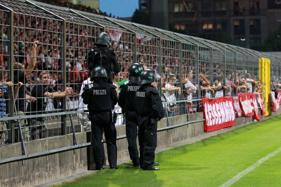 Volle Ränge beim Amateur-Derby im Grünwalder Stadion: Das Duell Bayern II gegen 1860 II ist für die Fans beider Lager ein besonderes Spiel.	Foto: kc