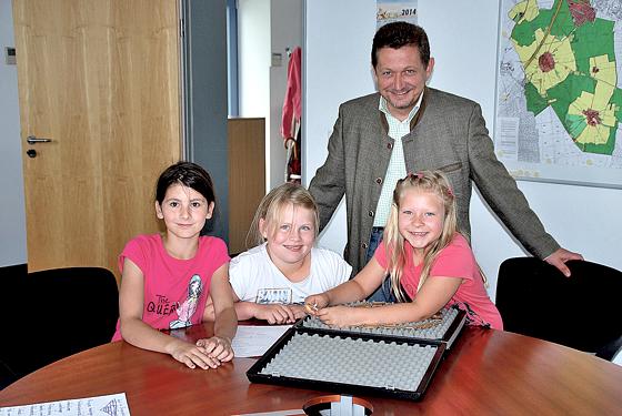 Erster Bürgermeister Klaus Korneder mit den fleißigen Helferinnen Caroline, Alicia und Luna (von links).	Foto: privat