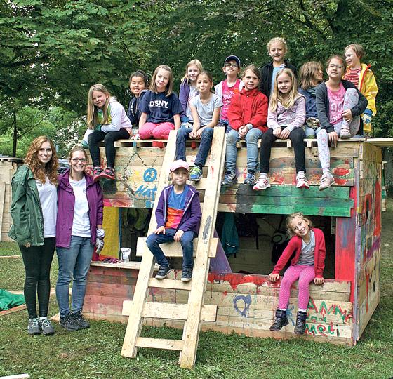 Beim Aktivenspielplatz der Freizeitstätte ZAP bauten Ismaninger Kinder ein eigenes Dorf aus Holzhütten und bastelten zum Thema »Weltall«.	F.: ZAP Ismaning