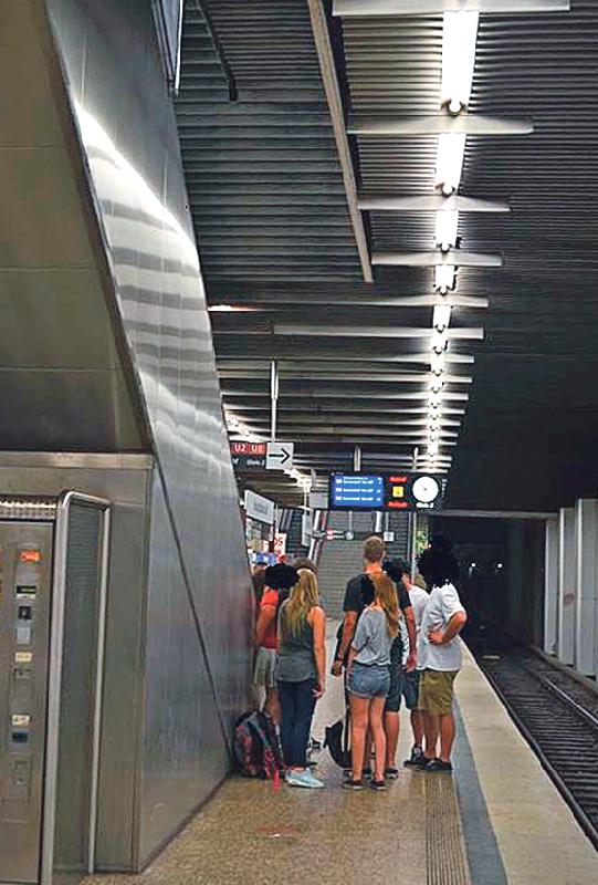Am Freitag ist ein junger Mann am Hauptbahnhof von einer Rolltreppe gestürzt. Er kam schwer verletzt ins Krankenhaus.	Foto: PPM