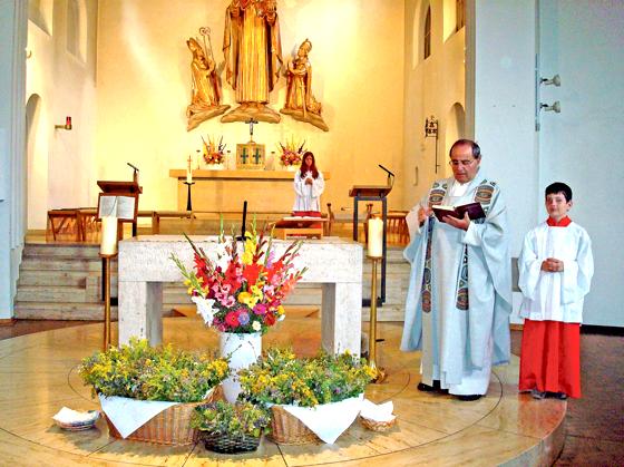 Pfarrer Joseph Galea wird auch dieses Jahr wieder die Kräuterbuschen in St. Otto segnen.	Foto: VA