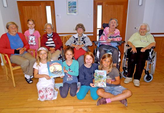 Ferienkinder haben Hausbewohnern im Maria-Stadler-Haus Geschichten vorgelesen.	Foto: Gemeinde Haar