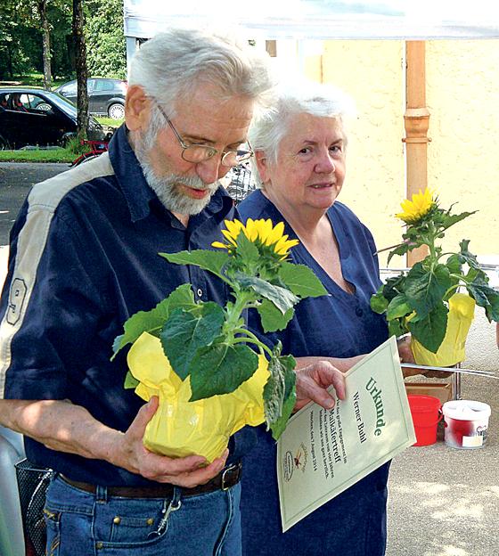 Werner und Brigitte Buhl erhielten für ihr langjähriges Engagement im Maikäfertreff eine Urkunde und einen Gutschein. 		Foto: Maikäfertreff