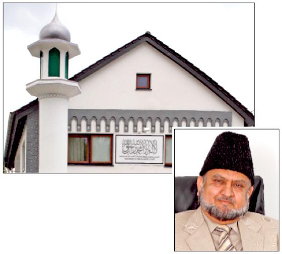 Im Juni wurde aus dem Haus in Neufahrn eine »echte« Moschee, Imam Munawar Hussain Toor ist seit Juli dort.	Fotos: kw