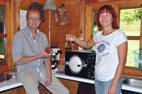 Edith und Nils Niederstebruch testen in dem kleinen Labor von Glabolab aus, welche der Geräte sich auch für die Laboratorien in der »Dritten Welt« eignen würden. 	Foto: Sybille Föll