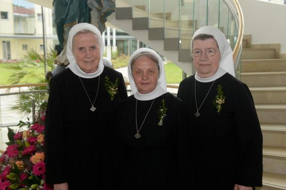 Schwester M. Clementia Freiberger, Schwester Daniela Maria Holzner und Schwester M. Klara Mayerhofer. 	F.: Orden