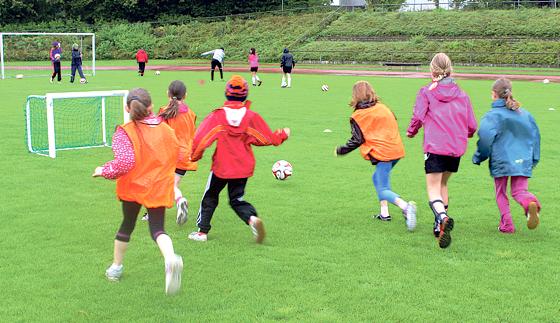 Spaß am Fußball trotz miesen Regenwetters hatten rund zwanzig Teilnehmerinnen.	F: Claudia Engmann