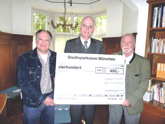 Klaus Körmer (links) und Karl Thomasser (rechts) überreichen Harald Wechselberg 400 Euro.  	F.: privat