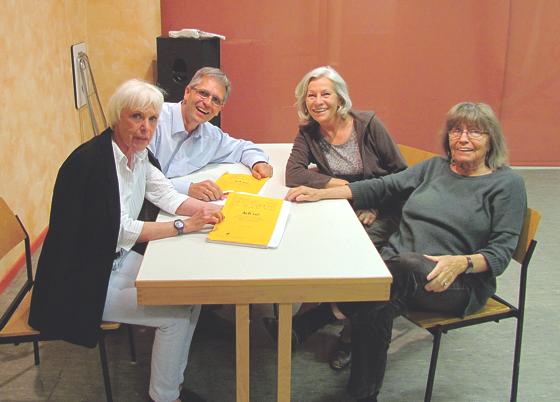 Das ehrenamtliche Lehrer-Team bei der Unterrichtsvorbereitung: Ulla Wolf (v. l.) , Andreas Biehler, Linda Stiller und Astrid Johannsen. 	Foto: privat