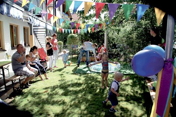 Ausgelassen bei herrlichem Wetter feierte die Kinderkrippe »Grashüpfer« ihr Sommerfest. 	Foto: privat