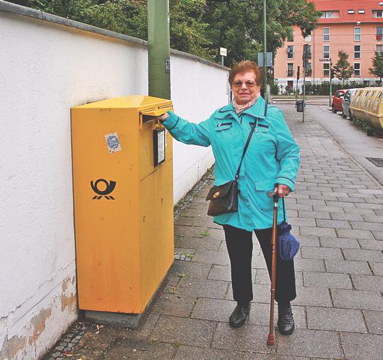 Mechthilde Löffelmann am Briefkasten an der Hugo-Troendle-Straße. Zwei Jahre hatte die ehemalige Moosacher Seniorenbeirätin einst für dessen Wiederaufstellung gekämpft. Auch jetzt fehlen im Stadtbezirk Briefkästen.	Foto: js
