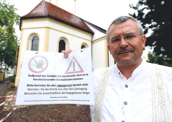 Der ehemalige Pfarrer Christoph Nobs zeigte sich bestürtzt, dass das Kirchendach von St. Stephanus in so schlechtem Zustand ist. 	Foto: Schunk